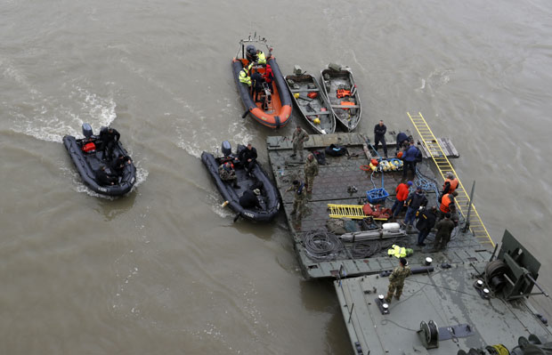 БРОДОЛОМ НА ДУНАВУ: Седморо се удавило, 21 туриста нестао; Мале шансе за проналазак преживелих (ФОТО/ВИДЕО)